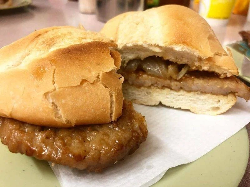 澳门特色猪扒包外酥里嫩美食特写